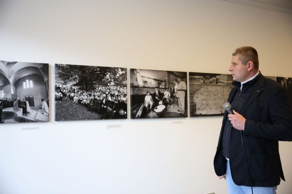 Изложба фотографија „Бeшеновска приношења“